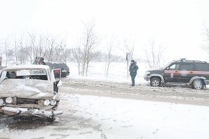 На занесенных снегом дорогах в Крыму случились многочисленные лобовые столкновения машин