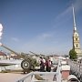 В Петербурге пушки Петропавловской крепости дали залп в честь годовщины воссоединения Крыма с РФ