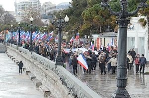 Сотни ялтинцев вышли на праздничную демонстрацию в честь годовщины вхождения Крыма в РФ