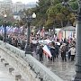 Сотни ялтинцев вышли на праздничную демонстрацию в честь годовщины вхождения Крыма в РФ
