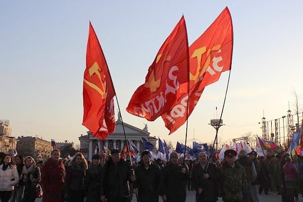 К годовщине воссоединения России и Крыма сталинградские коммунисты отправили юбилейный гуманитарный груз