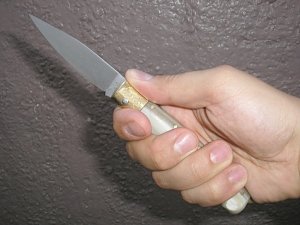 В Евпатории грабитель с ножом отобрал у женщины машину