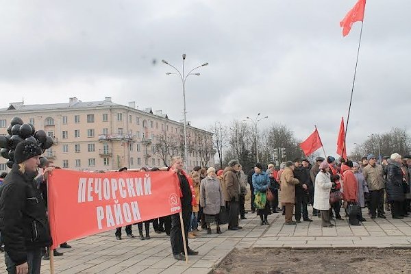 Псковское областное отделение КПРФ провело митинги «Пустых карманов»