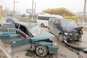 Сотрудники ОГИБДД проводят проверку по факту ДТП