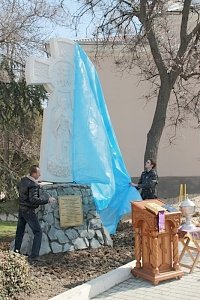 Во дворе севастопольской больницы установили поклонный крест