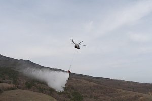 В Крыму более 200 МЧСников «тушат» лесной пожар