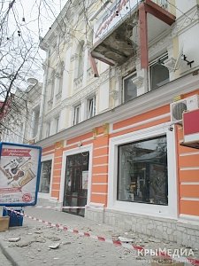ФОТОФАКТ: На оживленной улице в центре Симферополя обвалилась часть балкона