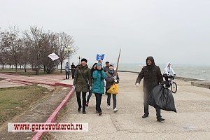 Чиновники, партийные активисты в Керчи вышли в непогоду на субботник