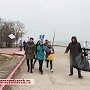 Чиновники, партийные активисты в Керчи вышли в непогоду на субботник