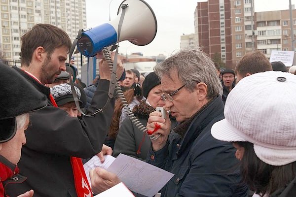 Москва. В.Р. Родин провел встречу с жителями Южного Бутова, какие борются против строительства автомагистрали