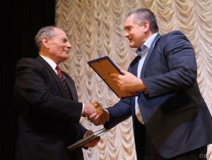 Аксенов вручил благодарность первому премьер-министру Крыма