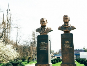 В Столице Крыма установили памятники Юрию Гагарину и Сергею Королеву