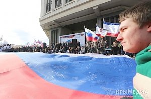 Запад прекрасно знает, что крымчане желают жить в России, но плюет на их волеизъявление, – эксперт