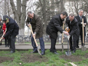 К 71-й годовщине освобождения Крыма в Столице Крыма заложили аллею сирени