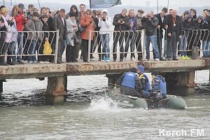 Керчанин прыгнул в ледяное море в память погибших воинов