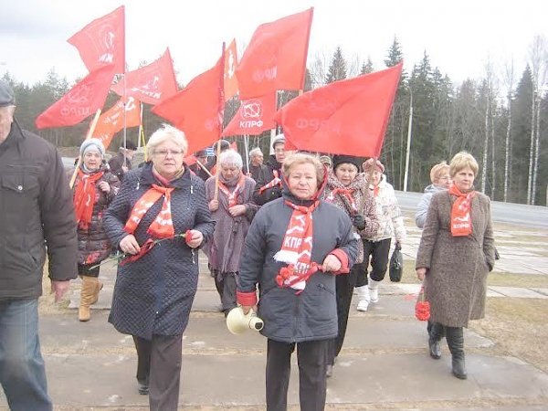 Коммунисты Ленинградской области организовали автопробег в честь 70-летия Победы