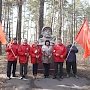 Липецкие коммунисты и комсомольцы накануне Дня космонавтики навели порядок возле памятника Юрию Гагарину на месте бывшего пионерского лагеря