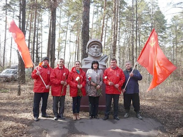 Липецкие коммунисты и комсомольцы накануне Дня космонавтики навели порядок возле памятника Юрию Гагарину на месте бывшего пионерского лагеря