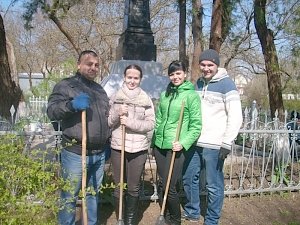 Красногвардейские правоохранители приняли участие в облагораживании памятника