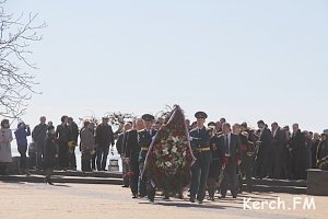 В Керчи возложили цветы к Обелиску Славы на Митридате