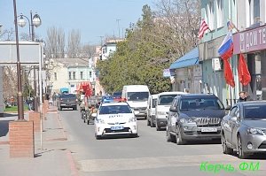 По Керчи проехали на машинах времен ВОВ