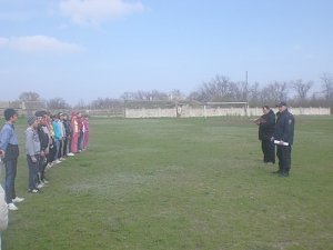 Ученики Владиславовской школы соревновались с кировскими полицейскими в подтягивании