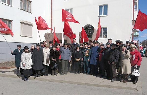 Чувашская Республика. В Чебоксарах задержана группа коммунистов за использование партийной символики