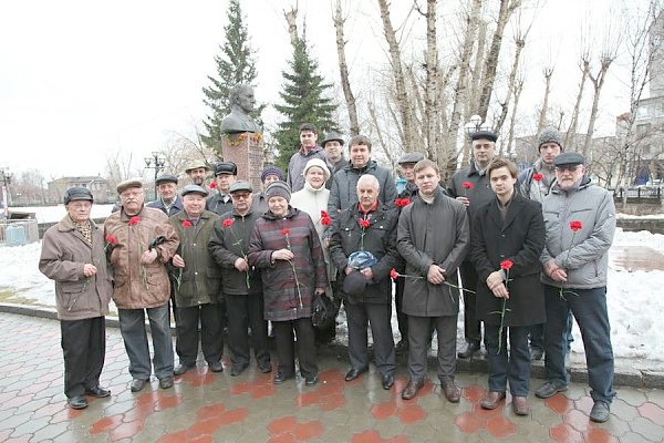 В День космонавтики томские коммунисты возложили цветы к памятнику космонавту Николаю Рукавишникову