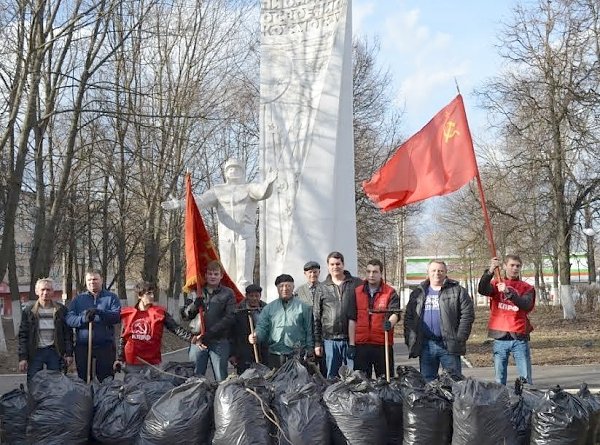 ​Тульские коммунисты в честь Дня космонавтики провели субботник в сквере Пионеров освоения космоса