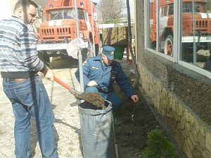 Судакские спасатели помогают озеленить город