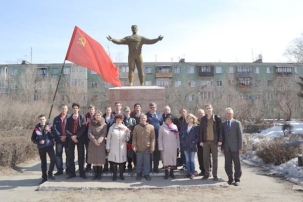 Алтайские коммунисты и комсомольцы отметили День космонавтики