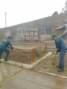 К 70-летию Победы в Великой Отечественной Войне крымские спасатели облагораживают памятники