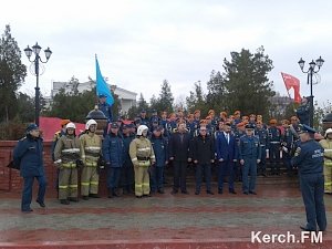 В Керчи МЧСники развернули «Знамя Победы»