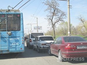В Столице Крыма плохие дороги спровоцировали ДТП и затор