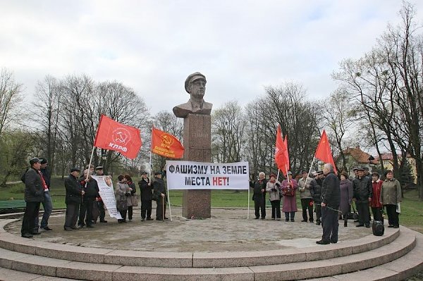 Калининградские коммунисты провели пикет в честь дня рождения Эрнста Тельмана