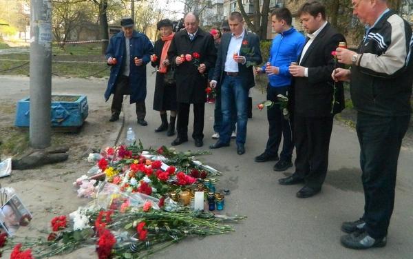 Коммунисты и комсомольцы Киева почтили память журналиста, писателя-антифашиста Олеся Бузины
