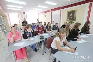 Крымские чиновники во главе с министром образования написали «Тотальный диктант»