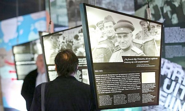 Польский вариант истории России. По мнению «Gazeta Wyborcza», у нас есть лишь два повода для гордости: взятие Берлина и полет Гагарина