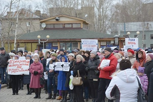 Вологодская область. Митинг Профсоюза работников образования в Череповце собрал около двух тысяч человек