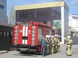 Керченские огнеборцы провели тренировку в торговом центре