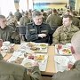 Пользователи соцсетей высмеяли обед Порошенко с американскими военными