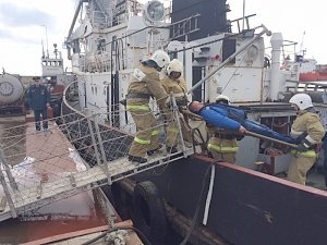 Спасатели ликвидировали последствия условного столкновения парома и танкера возле Керчи