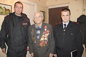 Полицейские Феодосии посещают ветеранов Великой Отечественной Войны