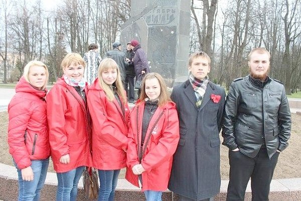 Новгородские коммунисты возложили цветы к памятнику В.И. Ленину