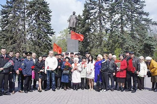 Коммунисты Ростова-на-Дону отметили 145-летие Вождя мировой революции возложением цветов