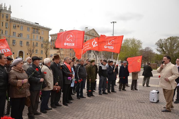 Митинг открытие памятника. Памятник Ленину митинг КПРФ. Слова на открытие митинга 9 мая.