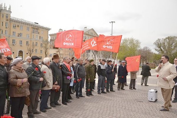 Астраханские коммунисты отметили 22 апреля митингами и открытием нового памятника В.И. Ленину