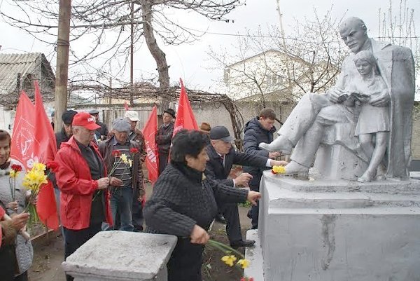 Коммунисты Карачаево-Черкессии отметили 45-летие со дня рождения В.И. Ленина