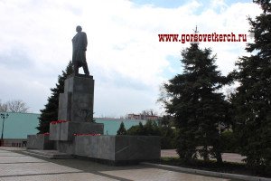 В Керчи возложили цветы к памятнику Ленина