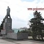 В Керчи возложили цветы к памятнику Ленина
